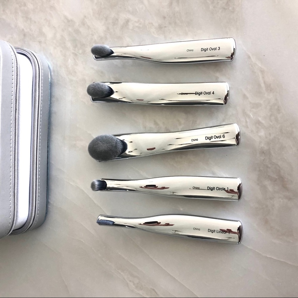 The Digit 5-Brush Set in Luxury Case